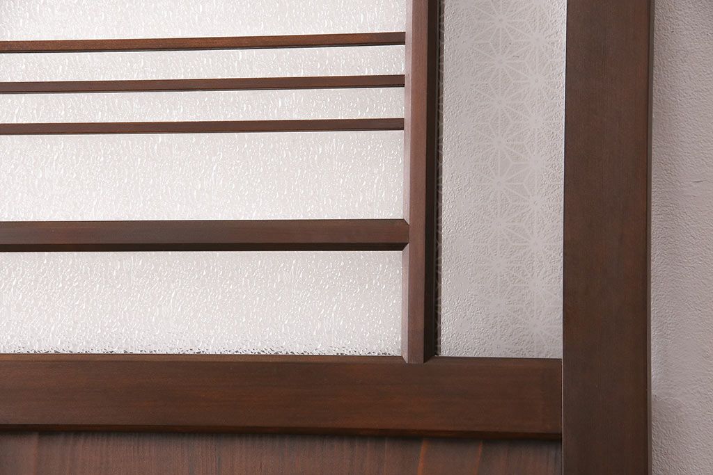 片引き戸を新規製作!戸車、引き手取り付け。麻の葉模様ガラス、ダイヤガラスを組み入れ。濃い茶色で着色し仕上げ。(建具)