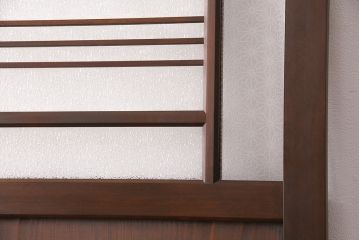 片引き戸を新規製作!戸車、引き手取り付け。麻の葉模様ガラス、ダイヤガラスを組み入れ。濃い茶色で着色し仕上げ。(建具)