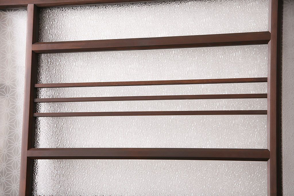 片引き戸を新規製作!戸車、引き手取り付け。麻の葉模様ガラス、ダイヤガラスを組み入れ。濃い茶色で着色し仕上げ。(建具)