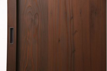 片引き戸を新規製作!戸車、引き手取り付け。麻の葉模様ガラス、ダイヤガラスを組み入れ。濃い茶色で着色し仕上げ。(建具)