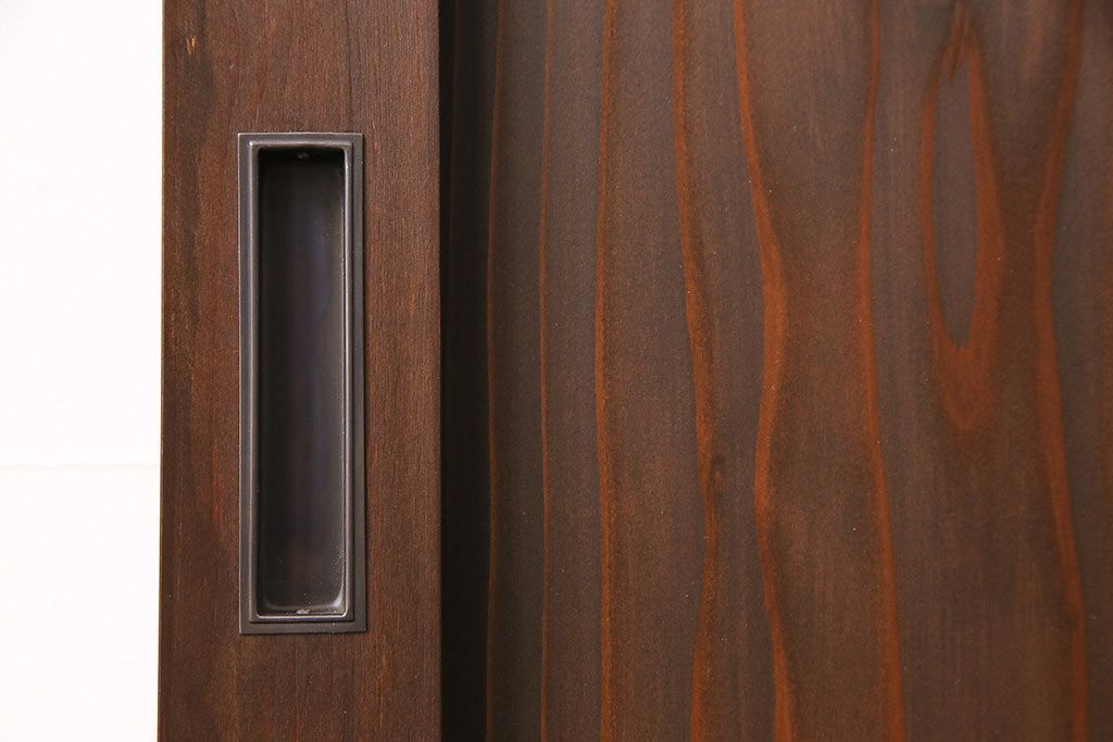 片引き戸を新規製作!戸車、引き手取り付け。麻の葉模様ガラス、ダイヤガラスを組み入れ。濃い茶色で着色し仕上げ。(建具)