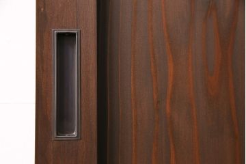 片引き戸を新規製作!戸車、引き手取り付け。麻の葉模様ガラス、ダイヤガラスを組み入れ。濃い茶色で着色し仕上げ。(建具)