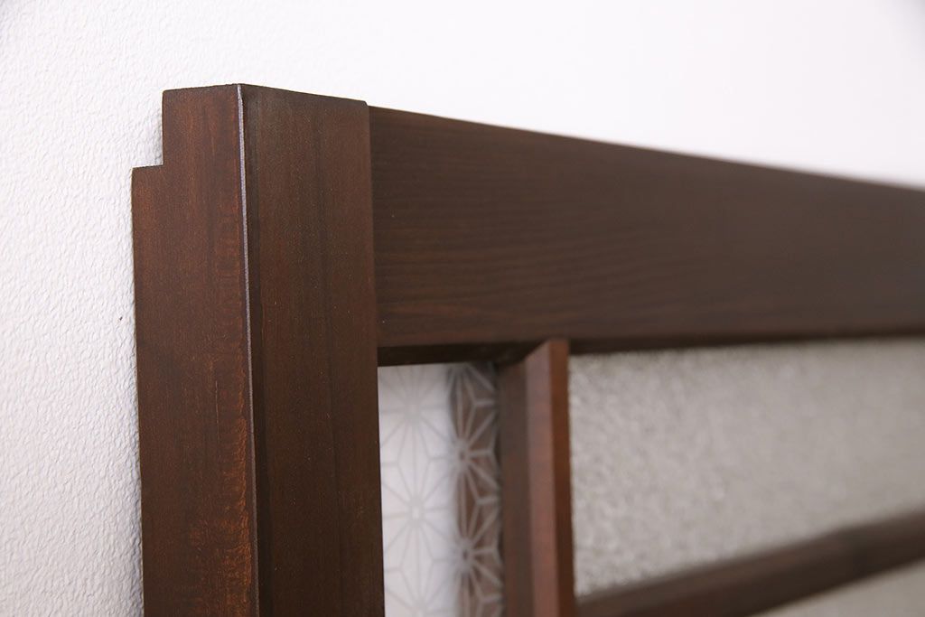 片引き戸を新規製作!戸車、引き手取り付け。麻の葉模様ガラス、ダイヤガラスを組み入れ。濃い茶色で着色し仕上げ。(建具)