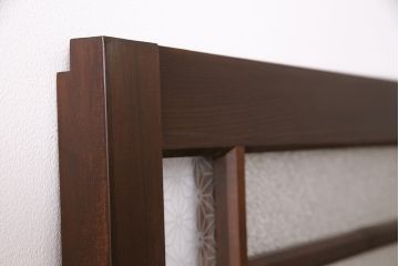 片引き戸を新規製作!戸車、引き手取り付け。麻の葉模様ガラス、ダイヤガラスを組み入れ。濃い茶色で着色し仕上げ。(建具)