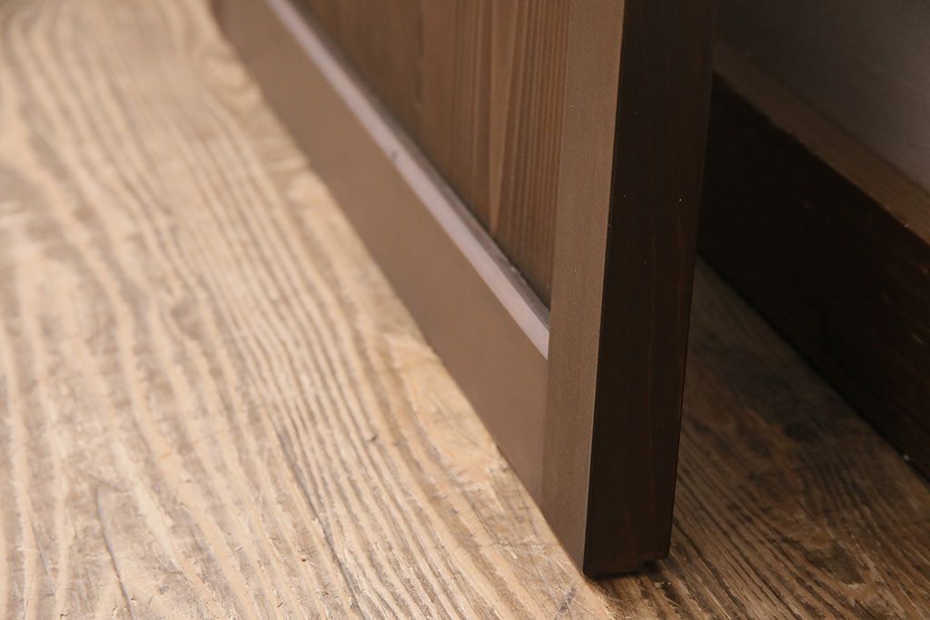 片引き戸を新規製作!戸車、引き手取り付け。麻の葉模様ガラス、ダイヤガラスを組み入れ。濃い茶色で着色し仕上げ。(建具)