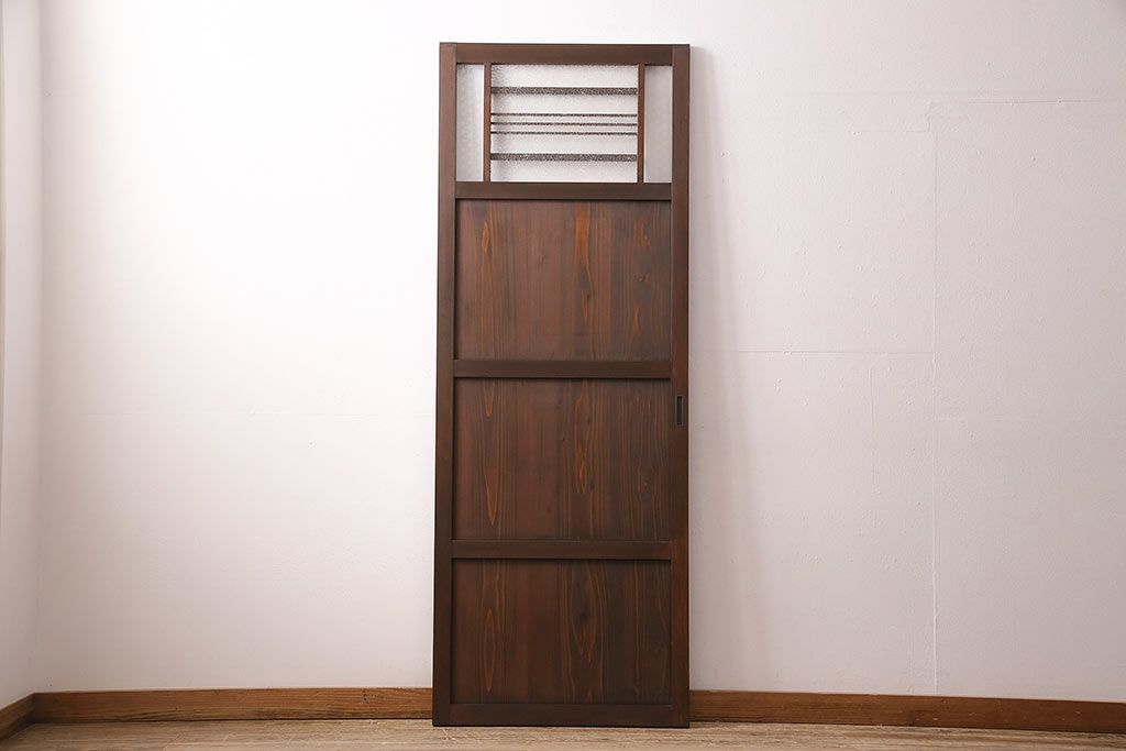 片引き戸を新規製作!戸車、引き手取り付け。麻の葉模様ガラス、ダイヤガラスを組み入れ。濃い茶色で着色し仕上げ。(建具)