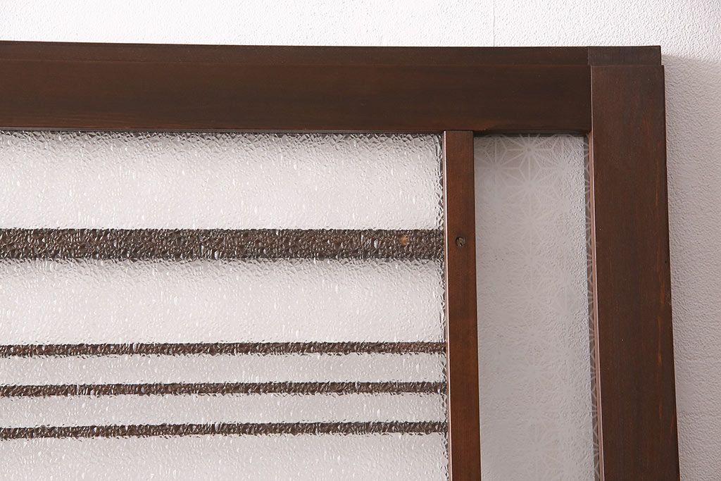 片引き戸を新規製作!戸車、引き手取り付け。麻の葉模様ガラス、ダイヤガラスを組み入れ。濃い茶色で着色し仕上げ。(建具)