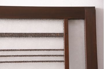 片引き戸を新規製作!戸車、引き手取り付け。麻の葉模様ガラス、ダイヤガラスを組み入れ。濃い茶色で着色し仕上げ。(建具)