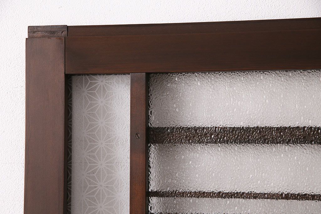 片引き戸を新規製作!戸車、引き手取り付け。麻の葉模様ガラス、ダイヤガラスを組み入れ。濃い茶色で着色し仕上げ。(建具)