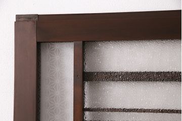 片引き戸を新規製作!戸車、引き手取り付け。麻の葉模様ガラス、ダイヤガラスを組み入れ。濃い茶色で着色し仕上げ。(建具)