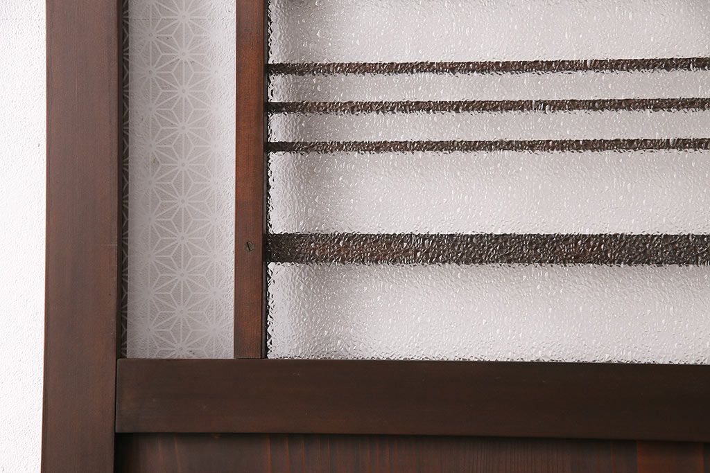 片引き戸を新規製作!戸車、引き手取り付け。麻の葉模様ガラス、ダイヤガラスを組み入れ。濃い茶色で着色し仕上げ。(建具)