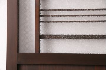 片引き戸を新規製作!戸車、引き手取り付け。麻の葉模様ガラス、ダイヤガラスを組み入れ。濃い茶色で着色し仕上げ。(建具)