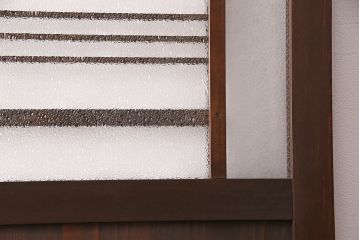 片引き戸を新規製作!戸車、引き手取り付け。麻の葉模様ガラス、ダイヤガラスを組み入れ。濃い茶色で着色し仕上げ。(建具)