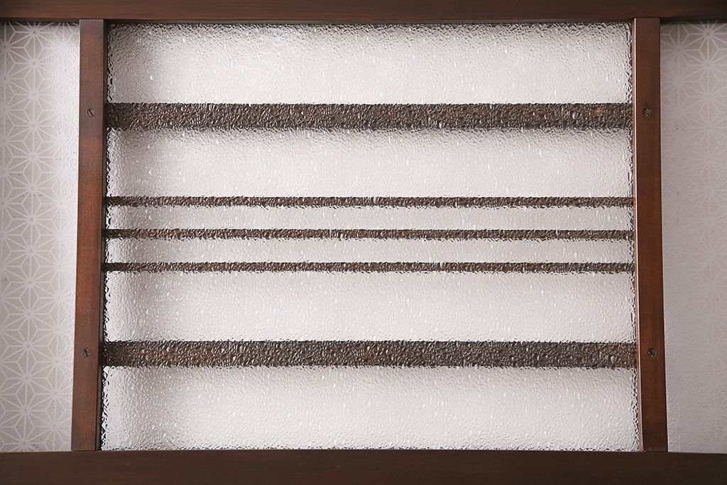 片引き戸を新規製作!戸車、引き手取り付け。麻の葉模様ガラス、ダイヤガラスを組み入れ。濃い茶色で着色し仕上げ。(建具)