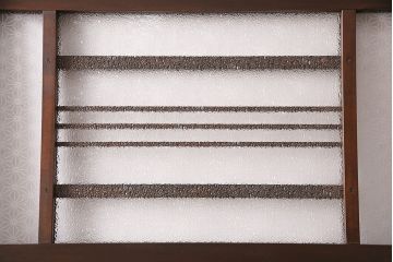 片引き戸を新規製作!戸車、引き手取り付け。麻の葉模様ガラス、ダイヤガラスを組み入れ。濃い茶色で着色し仕上げ。(建具)