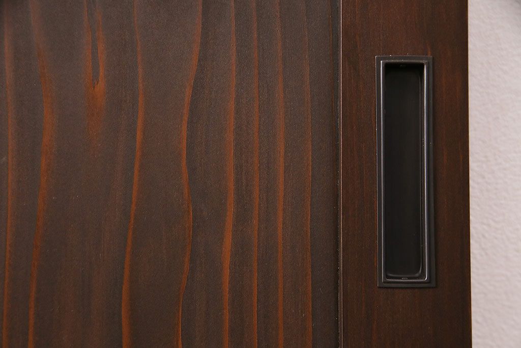 片引き戸を新規製作!戸車、引き手取り付け。麻の葉模様ガラス、ダイヤガラスを組み入れ。濃い茶色で着色し仕上げ。(建具)