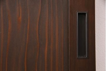 片引き戸を新規製作!戸車、引き手取り付け。麻の葉模様ガラス、ダイヤガラスを組み入れ。濃い茶色で着色し仕上げ。(建具)