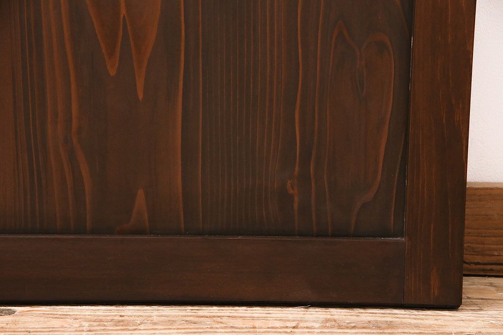 片引き戸を新規製作!戸車、引き手取り付け。麻の葉模様ガラス、ダイヤガラスを組み入れ。濃い茶色で着色し仕上げ。(建具)