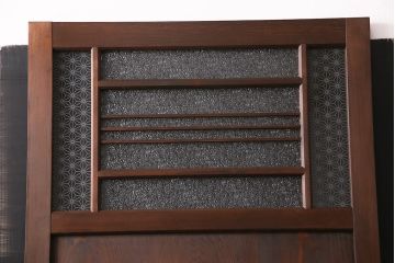 片引き戸を新規製作!戸車、引き手、表示錠を取り付け。麻の葉模様ガラス、ダイヤガラスを組み入れ。濃い茶色で着色し仕上げ。(建具)