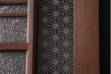 片引き戸を新規製作!戸車、引き手、表示錠を取り付け。麻の葉模様ガラス、ダイヤガラスを組み入れ。濃い茶色で着色し仕上げ。(建具)