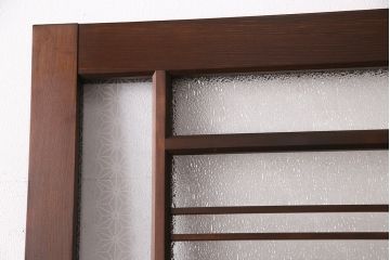 片引き戸を新規製作!戸車、引き手、表示錠を取り付け。麻の葉模様ガラス、ダイヤガラスを組み入れ。濃い茶色で着色し仕上げ。(建具)