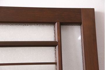 片引き戸を新規製作!戸車、引き手、表示錠を取り付け。麻の葉模様ガラス、ダイヤガラスを組み入れ。濃い茶色で着色し仕上げ。(建具)