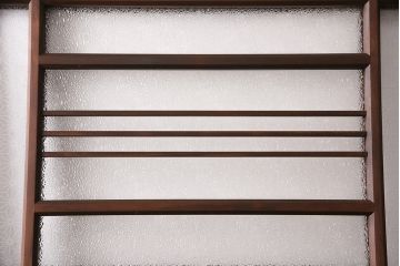 片引き戸を新規製作!戸車、引き手、表示錠を取り付け。麻の葉模様ガラス、ダイヤガラスを組み入れ。濃い茶色で着色し仕上げ。(建具)