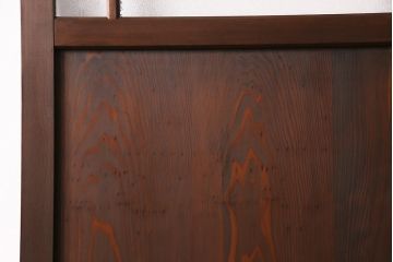 片引き戸を新規製作!戸車、引き手、表示錠を取り付け。麻の葉模様ガラス、ダイヤガラスを組み入れ。濃い茶色で着色し仕上げ。(建具)