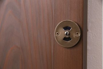 片引き戸を新規製作!戸車、引き手、表示錠を取り付け。麻の葉模様ガラス、ダイヤガラスを組み入れ。濃い茶色で着色し仕上げ。(建具)