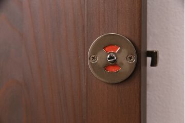 片引き戸を新規製作!戸車、引き手、表示錠を取り付け。麻の葉模様ガラス、ダイヤガラスを組み入れ。濃い茶色で着色し仕上げ。(建具)