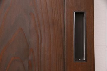 片引き戸を新規製作!戸車、引き手、表示錠を取り付け。麻の葉模様ガラス、ダイヤガラスを組み入れ。濃い茶色で着色し仕上げ。(建具)