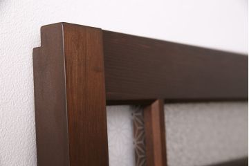 片引き戸を新規製作!戸車、引き手、表示錠を取り付け。麻の葉模様ガラス、ダイヤガラスを組み入れ。濃い茶色で着色し仕上げ。(建具)