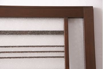 片引き戸を新規製作!戸車、引き手、表示錠を取り付け。麻の葉模様ガラス、ダイヤガラスを組み入れ。濃い茶色で着色し仕上げ。(建具)