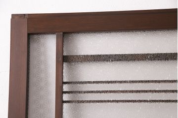 片引き戸を新規製作!戸車、引き手、表示錠を取り付け。麻の葉模様ガラス、ダイヤガラスを組み入れ。濃い茶色で着色し仕上げ。(建具)