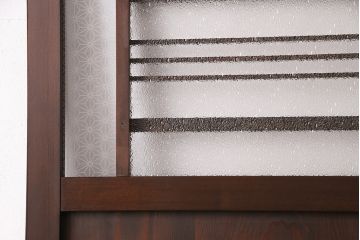 片引き戸を新規製作!戸車、引き手、表示錠を取り付け。麻の葉模様ガラス、ダイヤガラスを組み入れ。濃い茶色で着色し仕上げ。(建具)