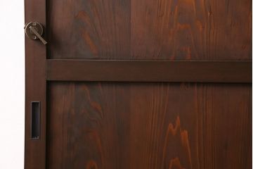 片引き戸を新規製作!戸車、引き手、表示錠を取り付け。麻の葉模様ガラス、ダイヤガラスを組み入れ。濃い茶色で着色し仕上げ。(建具)