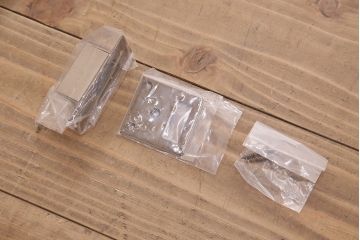 片引き戸を新規製作!戸車、引き手、表示錠を取り付け。麻の葉模様ガラス、ダイヤガラスを組み入れ。濃い茶色で着色し仕上げ。(建具)