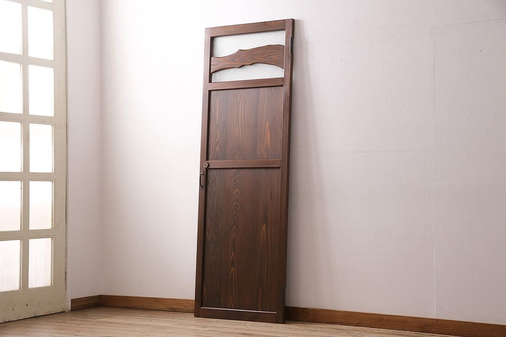 トイレ扉を新規製作!明り取りにダイヤガラスを組み入れ。表示錠、引き手を取り付け。濃い茶色で着色し仕上げ。(ドア、建具)