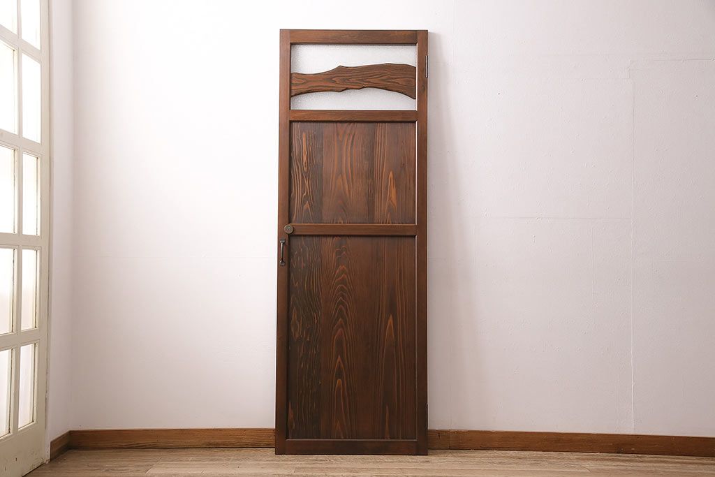 トイレ扉を新規製作!明り取りにダイヤガラスを組み入れ。表示錠、引き手を取り付け。濃い茶色で着色し仕上げ。(ドア、建具)