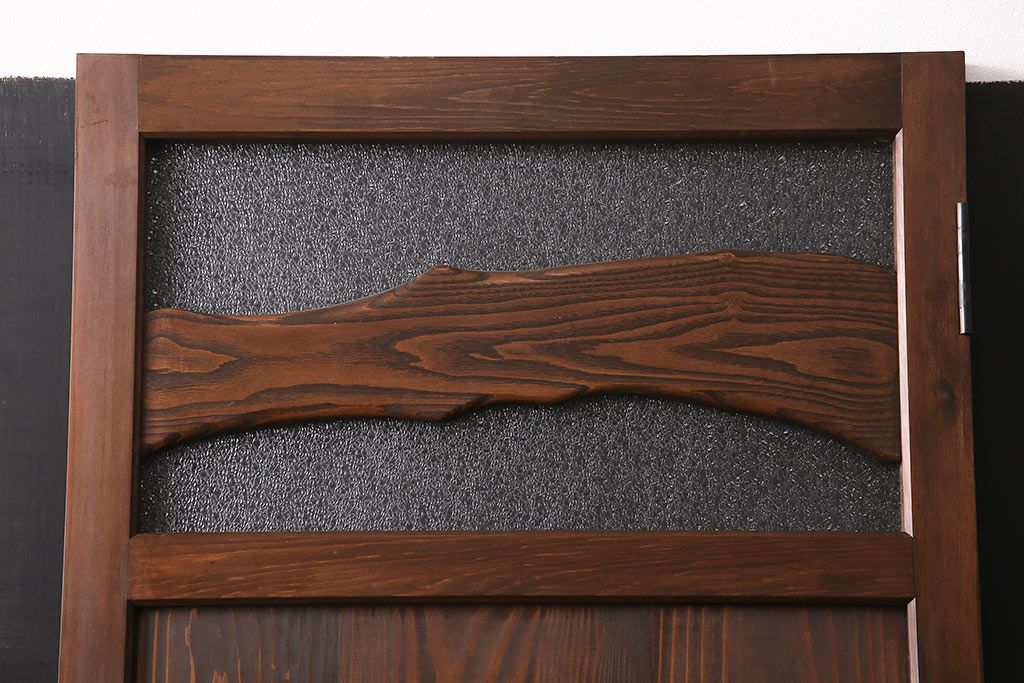 トイレ扉を新規製作!明り取りにダイヤガラスを組み入れ。表示錠、引き手を取り付け。濃い茶色で着色し仕上げ。(ドア、建具)