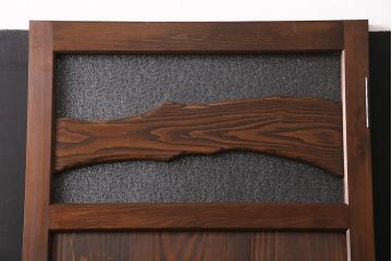 トイレ扉を新規製作!明り取りにダイヤガラスを組み入れ。表示錠、引き手を取り付け。濃い茶色で着色し仕上げ。(ドア、建具)