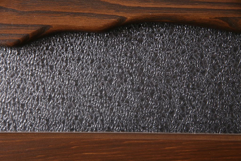 トイレ扉を新規製作!明り取りにダイヤガラスを組み入れ。表示錠、引き手を取り付け。濃い茶色で着色し仕上げ。(ドア、建具)