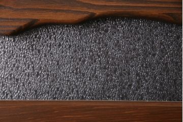 トイレ扉を新規製作!明り取りにダイヤガラスを組み入れ。表示錠、引き手を取り付け。濃い茶色で着色し仕上げ。(ドア、建具)