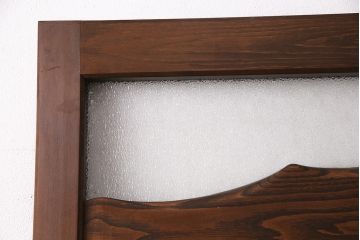 トイレ扉を新規製作!明り取りにダイヤガラスを組み入れ。表示錠、引き手を取り付け。濃い茶色で着色し仕上げ。(ドア、建具)