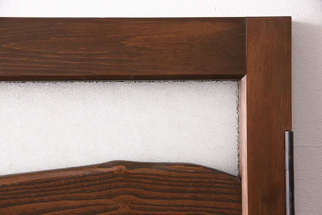 トイレ扉を新規製作!明り取りにダイヤガラスを組み入れ。表示錠、引き手を取り付け。濃い茶色で着色し仕上げ。(ドア、建具)