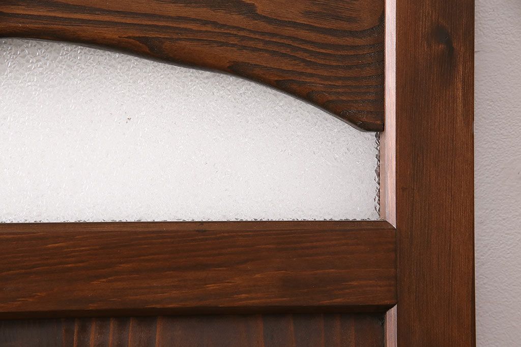 トイレ扉を新規製作!明り取りにダイヤガラスを組み入れ。表示錠、引き手を取り付け。濃い茶色で着色し仕上げ。(ドア、建具)