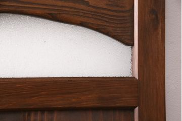 トイレ扉を新規製作!明り取りにダイヤガラスを組み入れ。表示錠、引き手を取り付け。濃い茶色で着色し仕上げ。(ドア、建具)