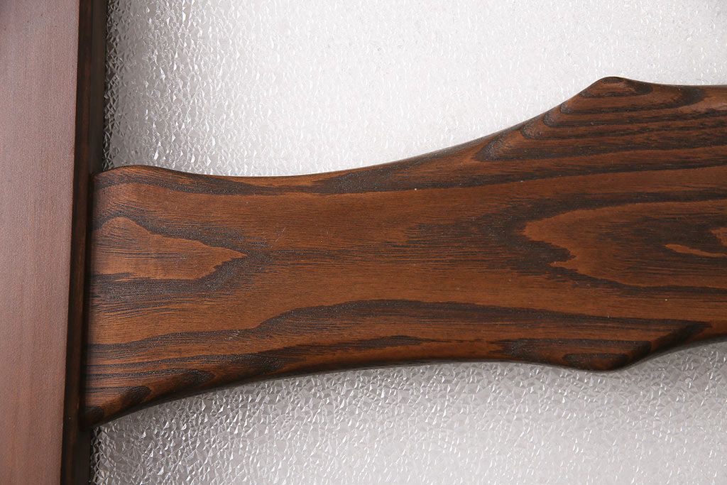 トイレ扉を新規製作!明り取りにダイヤガラスを組み入れ。表示錠、引き手を取り付け。濃い茶色で着色し仕上げ。(ドア、建具)