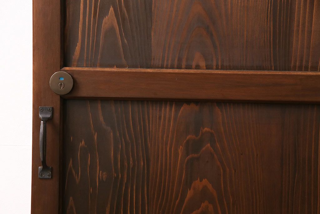 トイレ扉を新規製作!明り取りにダイヤガラスを組み入れ。表示錠、引き手を取り付け。濃い茶色で着色し仕上げ。(ドア、建具)