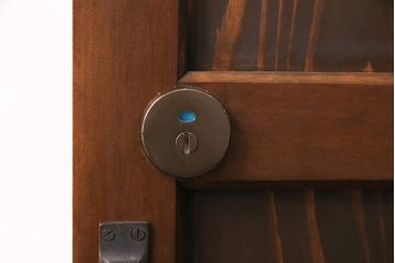 トイレ扉を新規製作!明り取りにダイヤガラスを組み入れ。表示錠、引き手を取り付け。濃い茶色で着色し仕上げ。(ドア、建具)